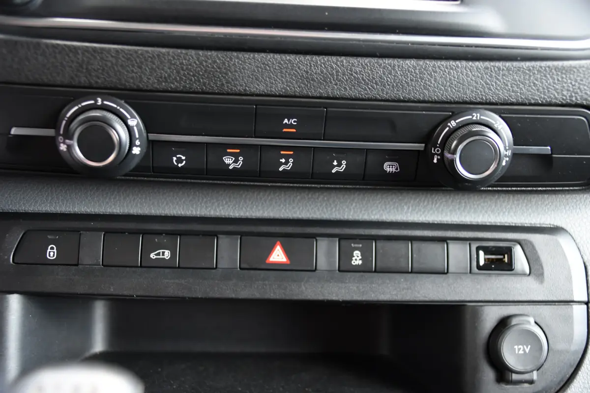 226S 1.6 BlueHDI L2 PB Edition Carplay, Cruise, Sensoren, 115pk, Leder, Multimedia, Uniek!