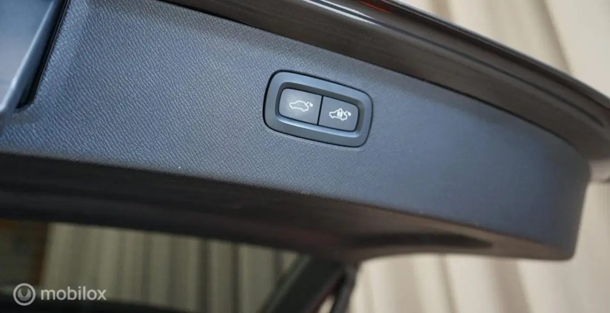 2.0 T8 PHEV AWD Ultimate Dark, B&W, luchtvering