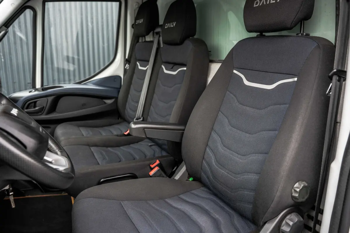 35C18 | Bakwagen met laadklep | N1 | Automaat | Trekhaak | Cruise | 180PK | Euro 6 | Climatronic |