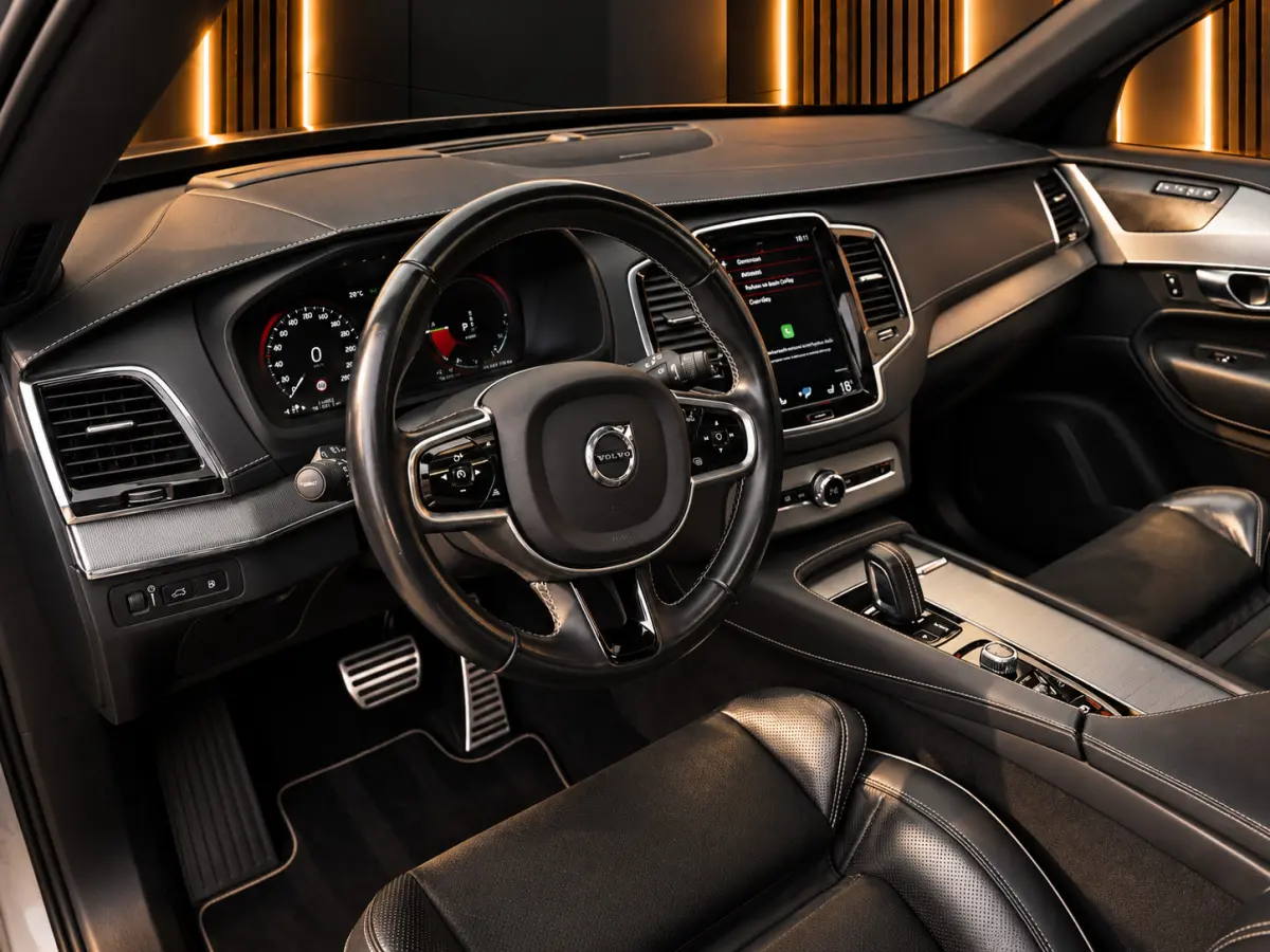 2.0 T8 Recharge AWD R-Design 7 Zits 421PK | Luchtvering | Pano | Memory | Harmon Kardon | Head-Up | 360 | 22'' | Trekhaak | Keyless | Digital Dash | Led | Leder | Stoel voor & achter | Stuur