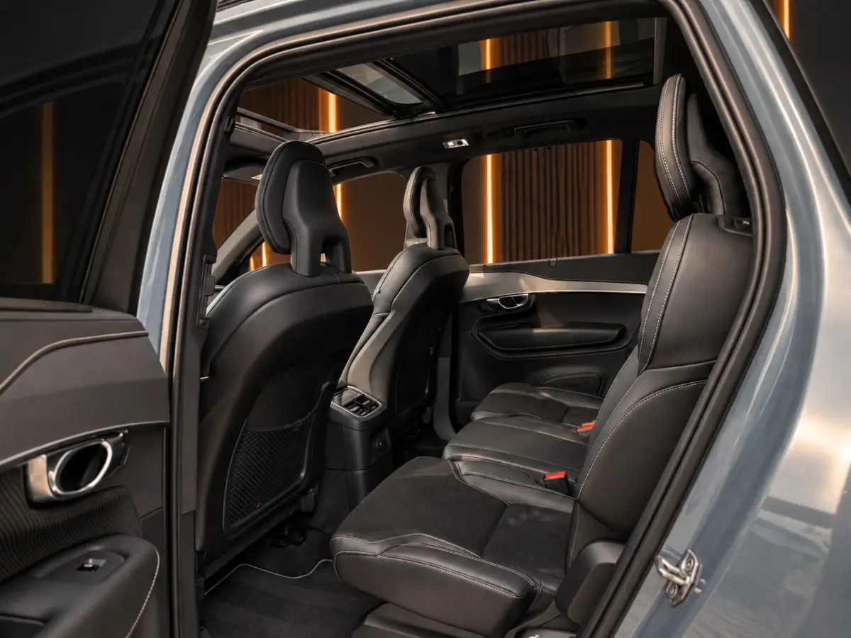 2.0 T8 Recharge AWD R-Design 7 Zits 421PK | Luchtvering | Pano | Memory | Harmon Kardon | Head-Up | 360 | 22'' | Trekhaak | Keyless | Digital Dash | Led | Leder | Stoel voor & achter | Stuur