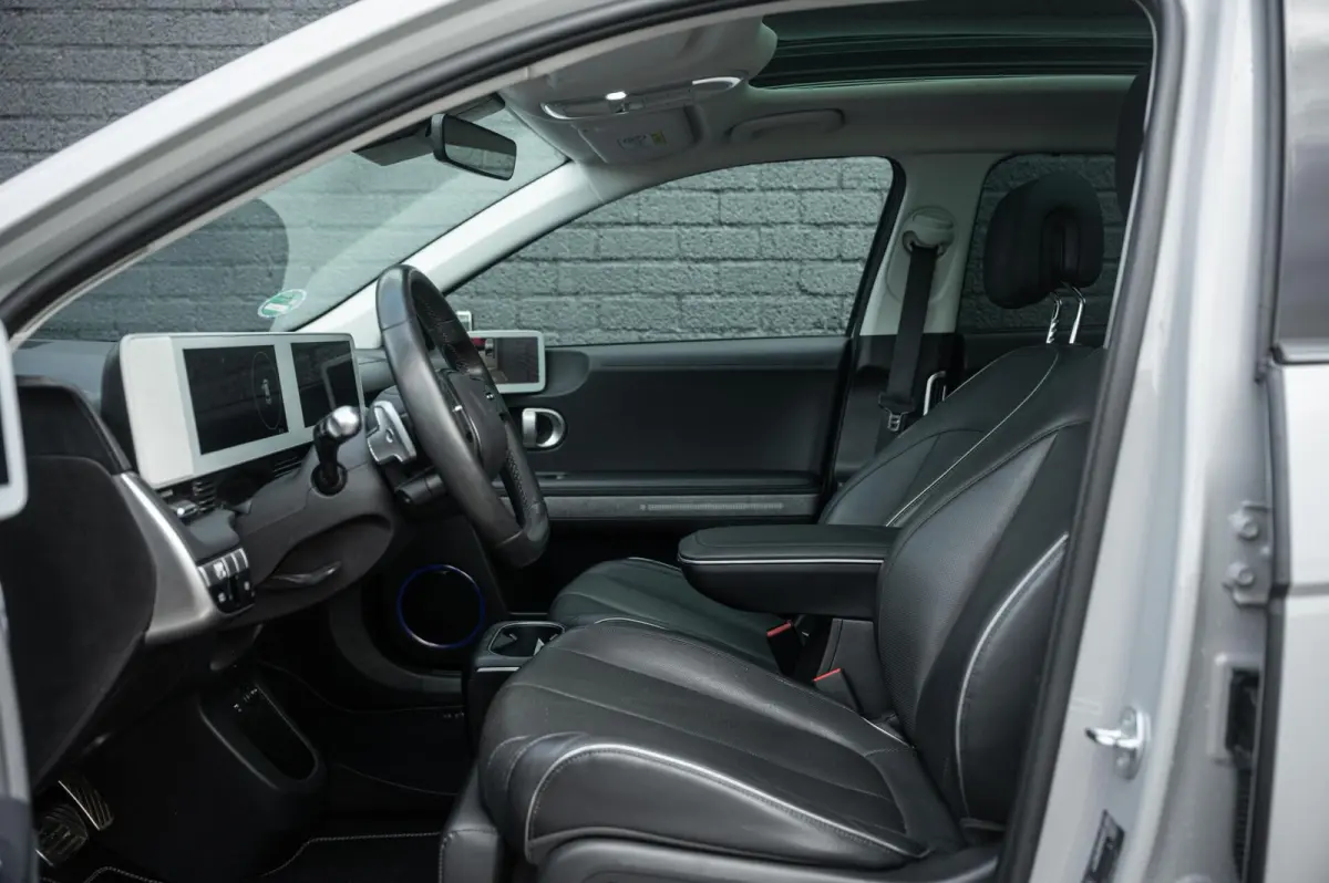 Lounge AWD 77.4 kWh 100& SOH PANO TREKHAAK LEDER