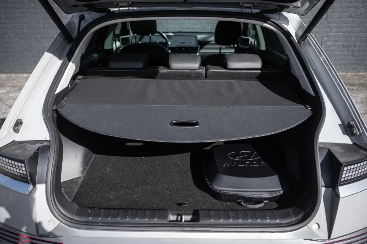 Lounge AWD 77.4 kWh 100& SOH PANO TREKHAAK LEDER