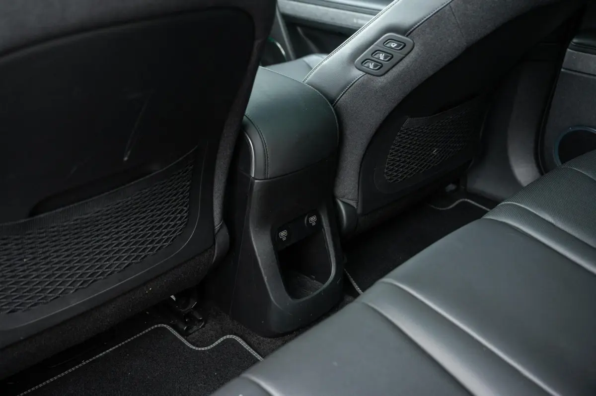 Lounge AWD 77.4 kWh 100& SOH PANO TREKHAAK LEDER