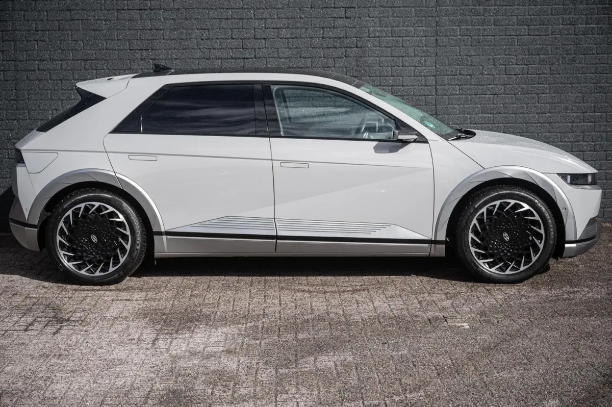 Lounge AWD 77.4 kWh 100& SOH PANO TREKHAAK LEDER