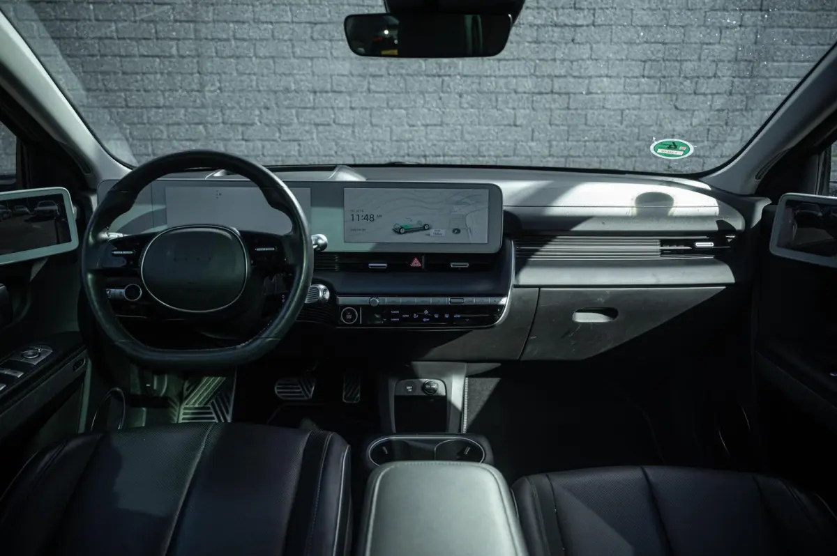 Lounge AWD 77.4 kWh 100& SOH PANO TREKHAAK LEDER