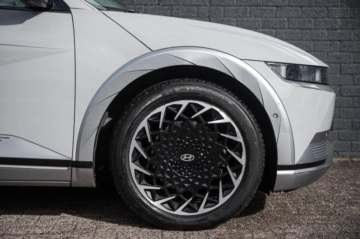 Lounge AWD 77.4 kWh 100& SOH PANO TREKHAAK LEDER
