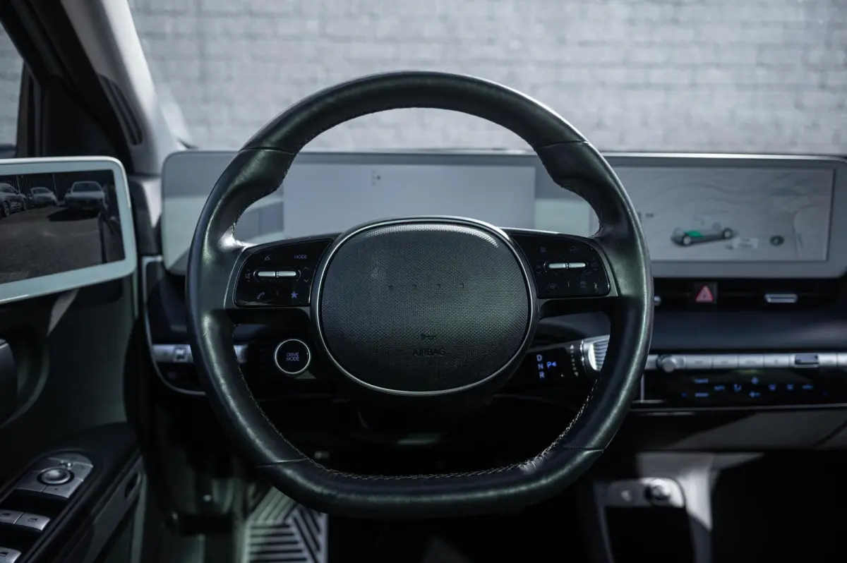 Lounge AWD 77.4 kWh 100& SOH PANO TREKHAAK LEDER