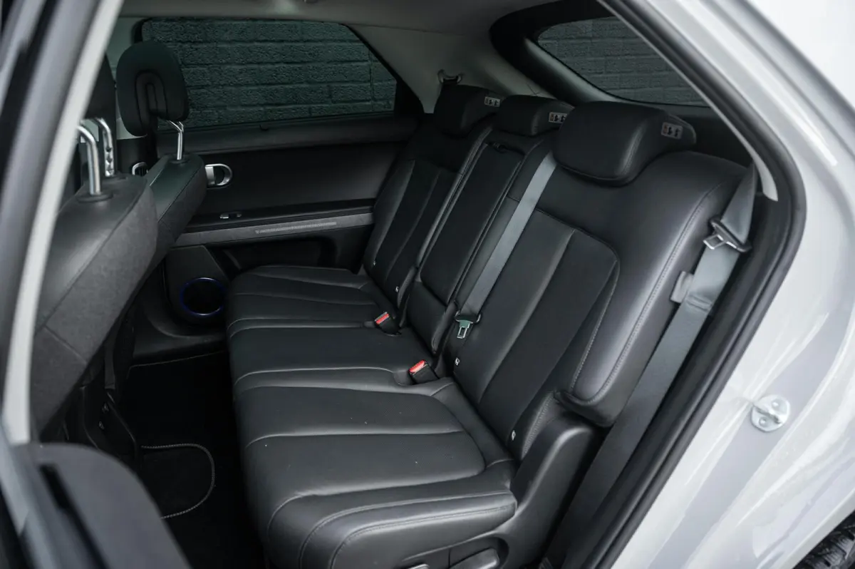 Lounge AWD 77.4 kWh 100& SOH PANO TREKHAAK LEDER