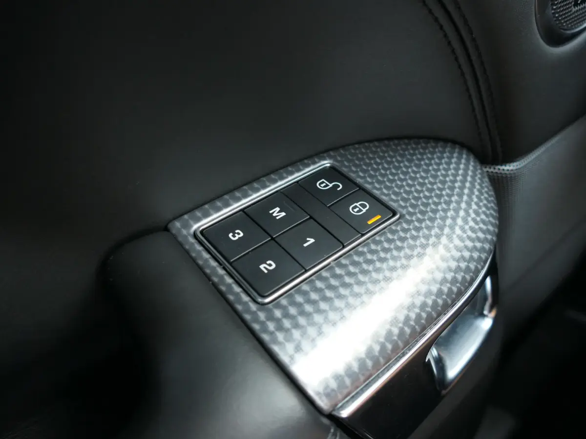 3.0 P400 HST | Carbon | Alcantara hemel | Meridian | Panoramadak | Head-up display | Adapative Cruise Control | Dodehoek ​detectie | Trekhaak | Luchtvering | Apple-/Android Carplay | Stoel