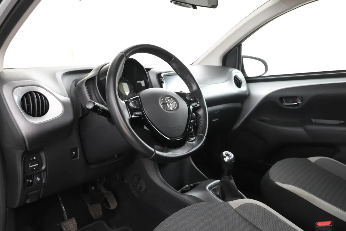 1.0 VVT-i x-play 5 Deurs, Camera,