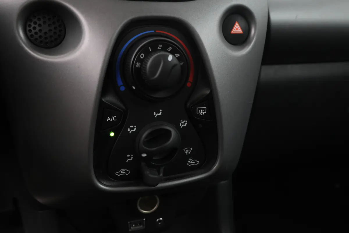 1.0 VVT-i x-play 5 Deurs, Camera,