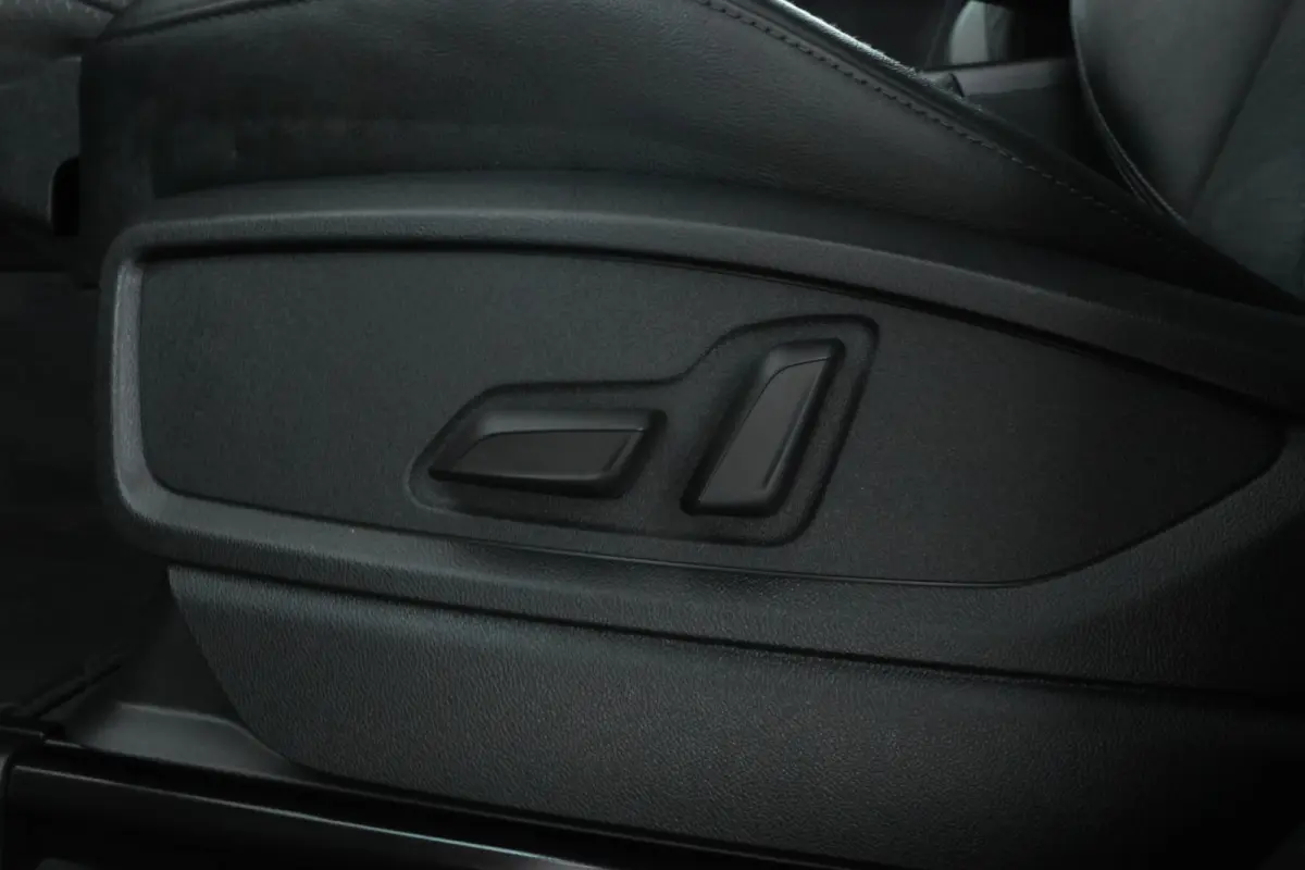 30 TDI Design Stoelverwamring V/A, el schuif-/kanteldak, Trekhaak etc etc