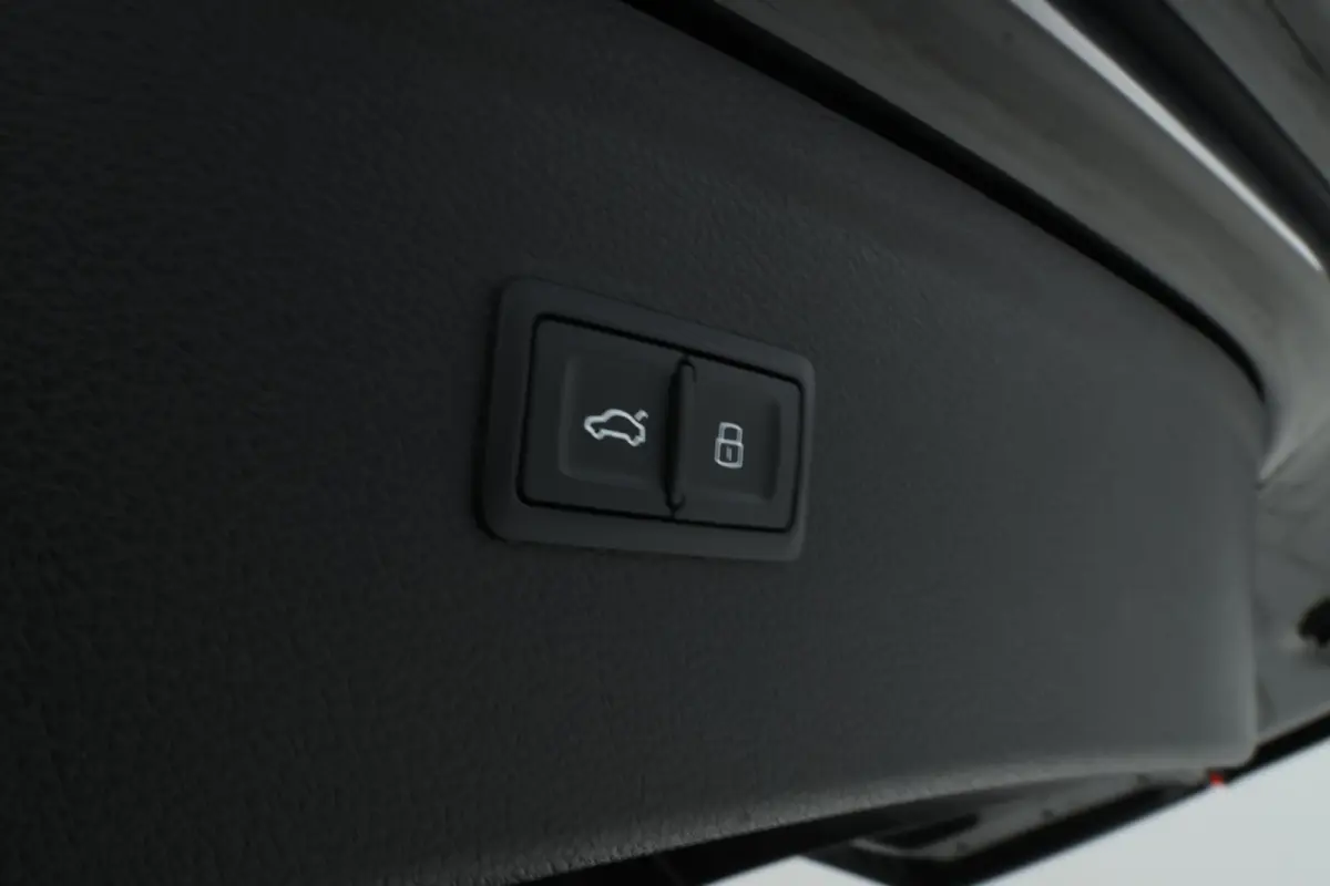 30 TDI Design Stoelverwamring V/A, el schuif-/kanteldak, Trekhaak etc etc