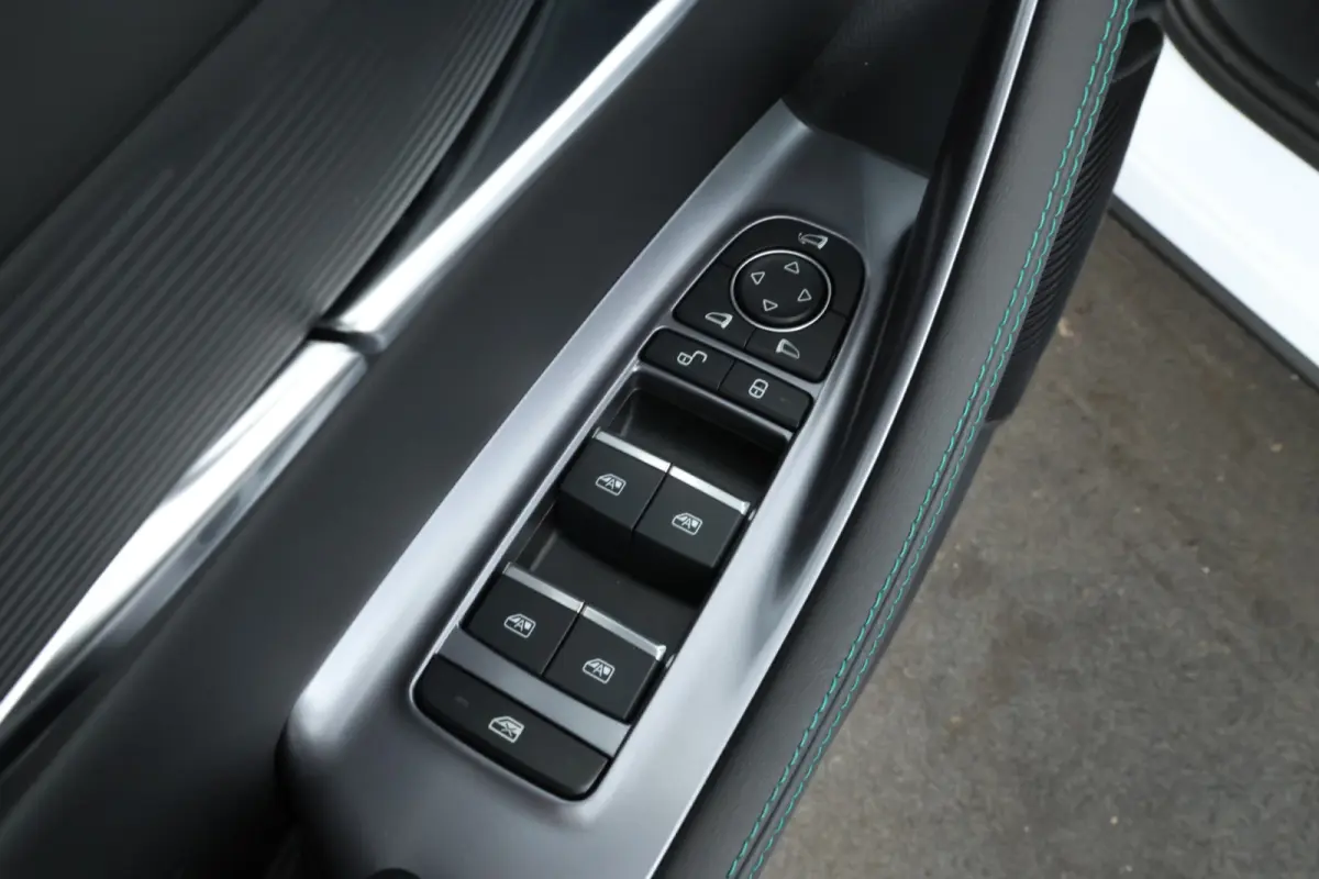 1.5 T DM-i AWD Design 4 wheel drive! trekgewicht 1300kg!