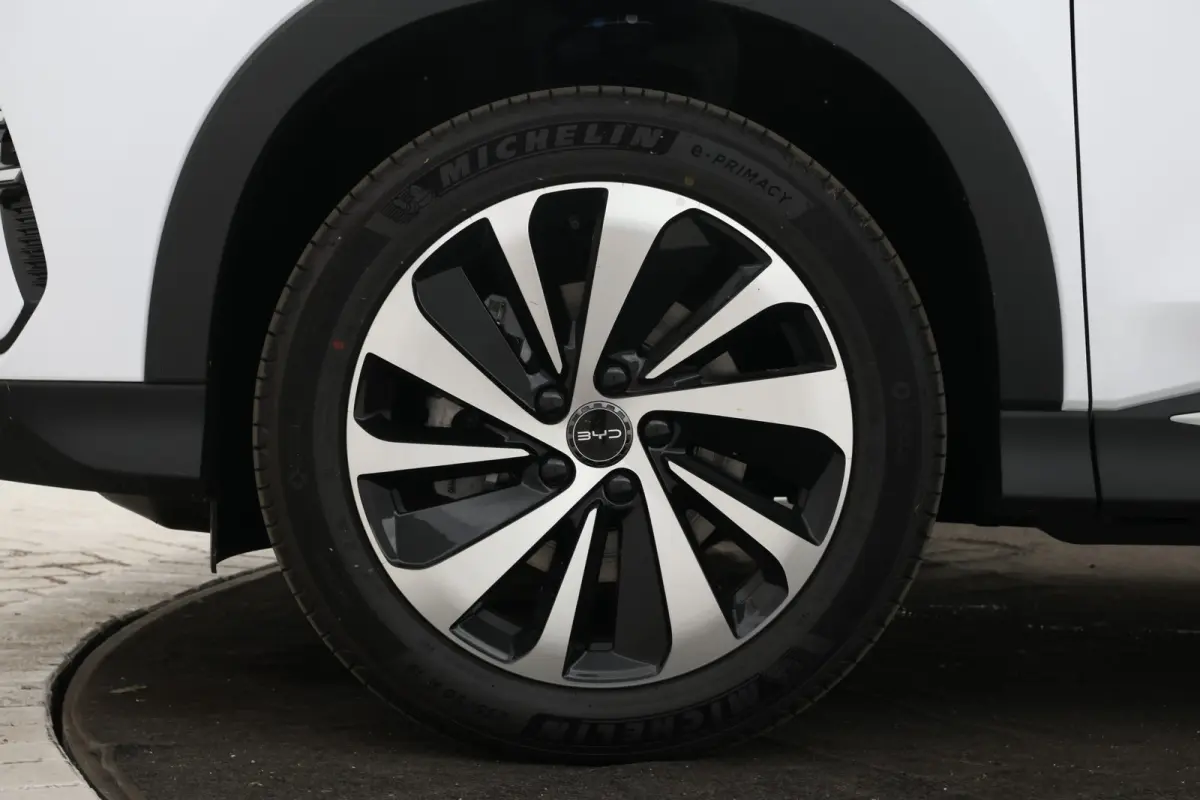 1.5 T DM-i AWD Design 4 wheel drive! trekgewicht 1300kg!