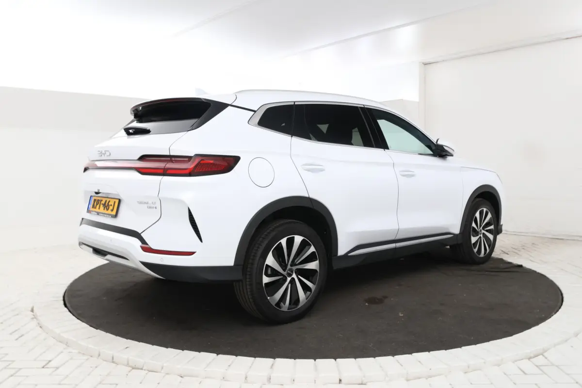 1.5 T DM-i AWD Design 4 wheel drive! trekgewicht 1300kg!
