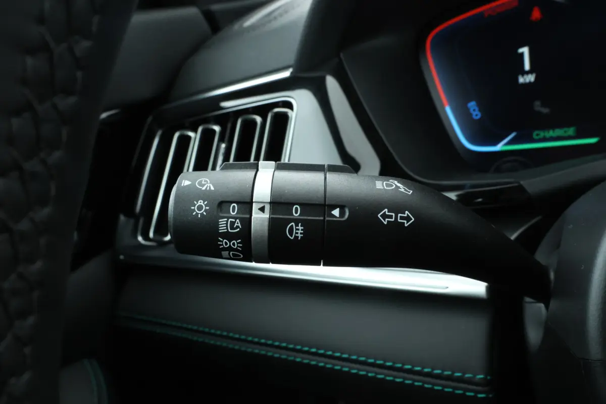 1.5 T DM-i AWD Design 4 wheel drive! trekgewicht 1300kg!