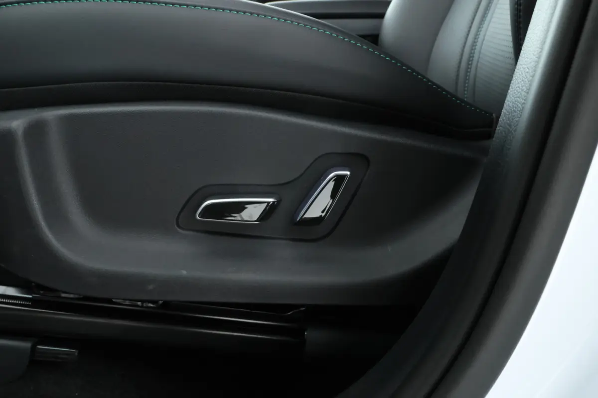 1.5 T DM-i AWD Design 4 wheel drive! trekgewicht 1300kg!