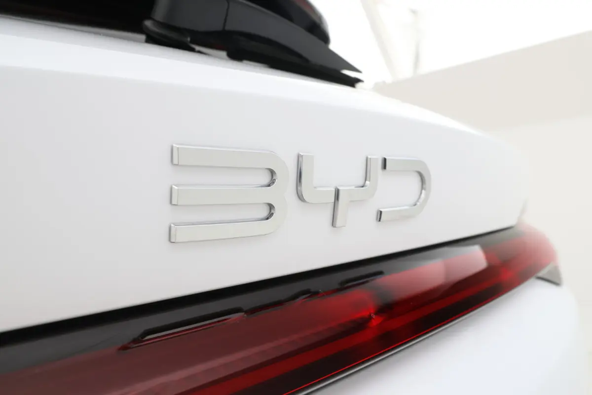 1.5 T DM-i AWD Design 4 wheel drive! trekgewicht 1300kg!