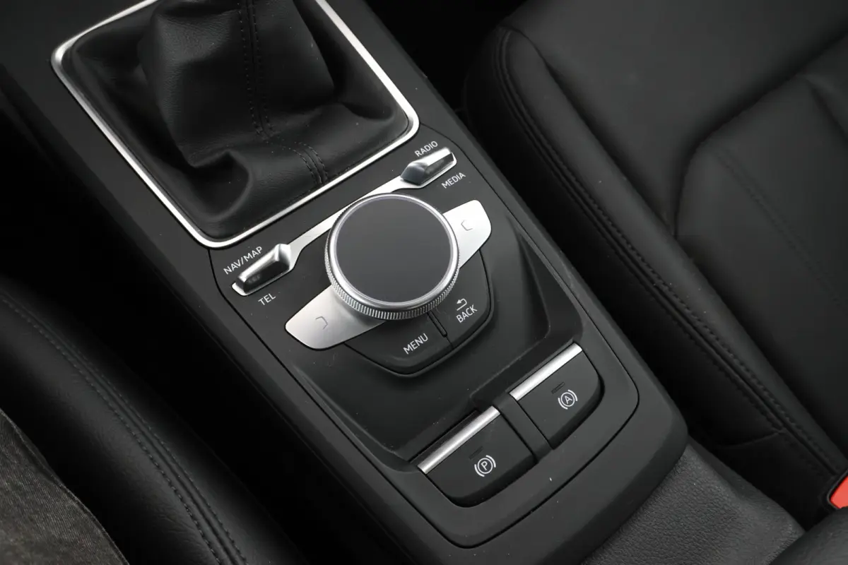 30 TFSI S Edition - Camera, Stoelverwarming, Volleder, Navigatie