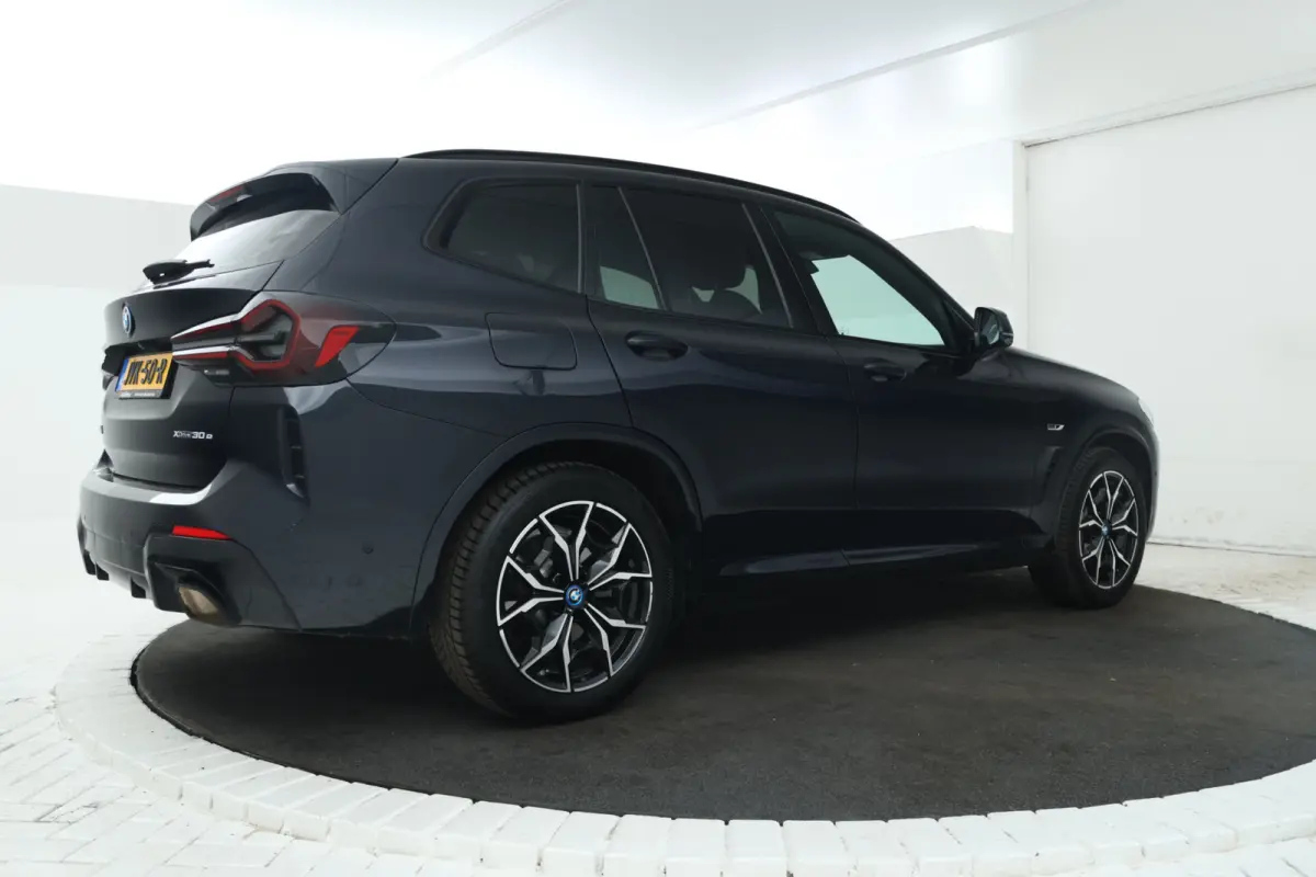xDrive30e High Executive - 360°cam, Stoelverwarming, Volleder, Carplay, interieur voorverwarming/(koeling)