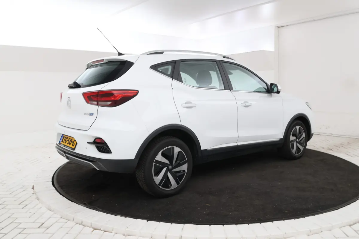 MG EV Long Range Luxury 70 kWh Panorama, 360 camera, Apple carplay!