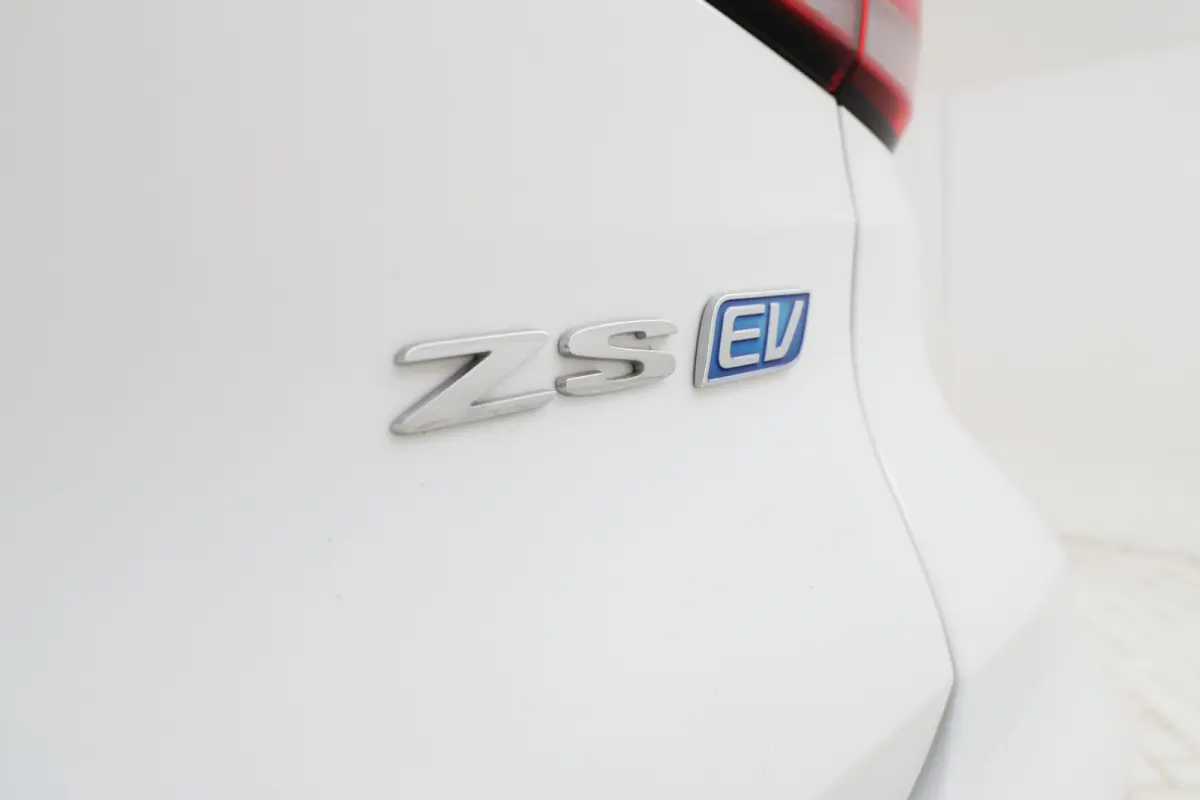 MG EV Long Range Luxury 70 kWh Panorama, 360 camera, Apple carplay!