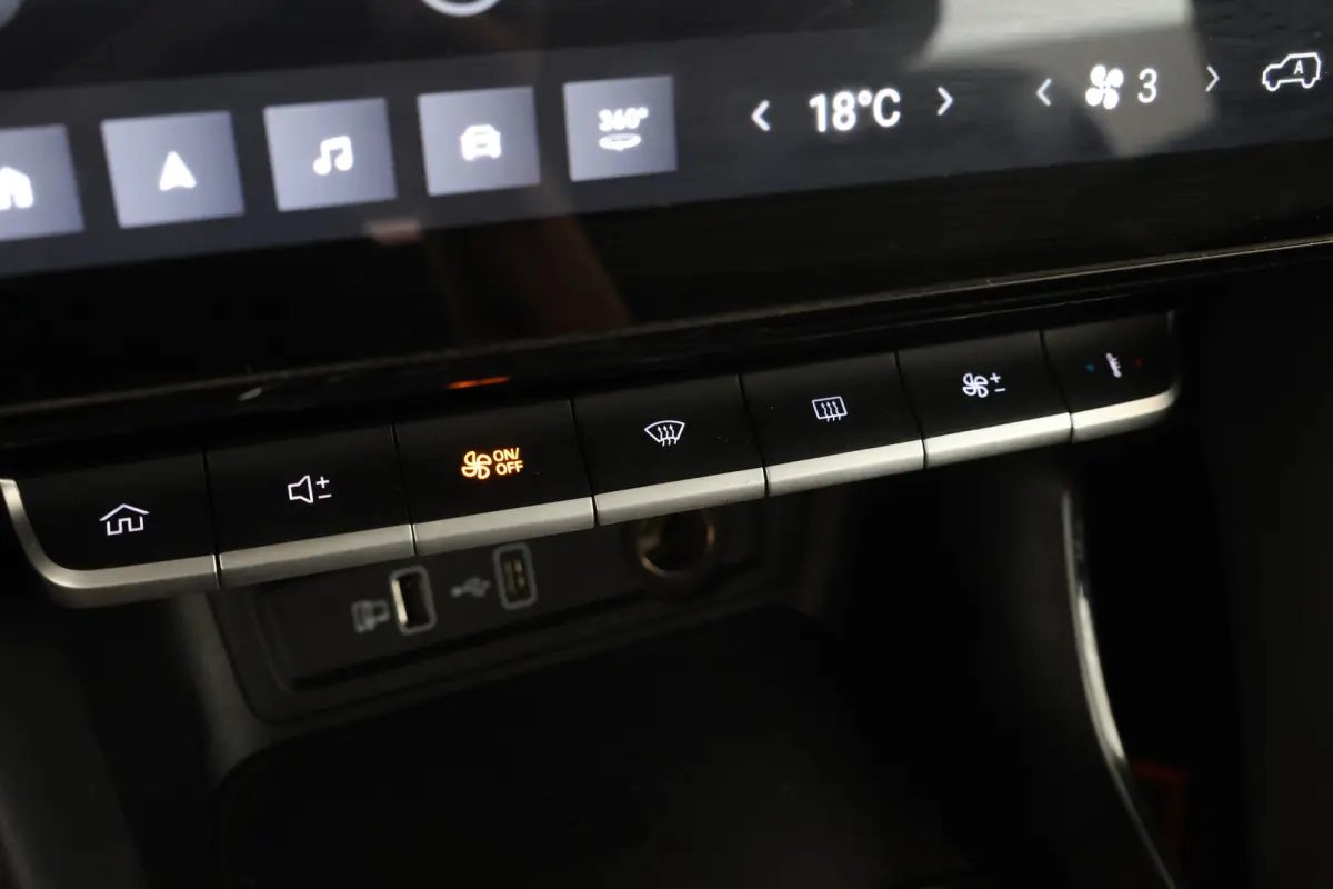 MG EV Long Range Luxury 70 kWh Panorama, 360 camera, Apple carplay!