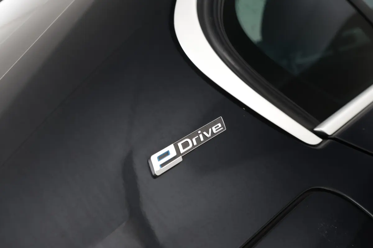 330e Essential - Stoelverwarming, Camera, Volleder