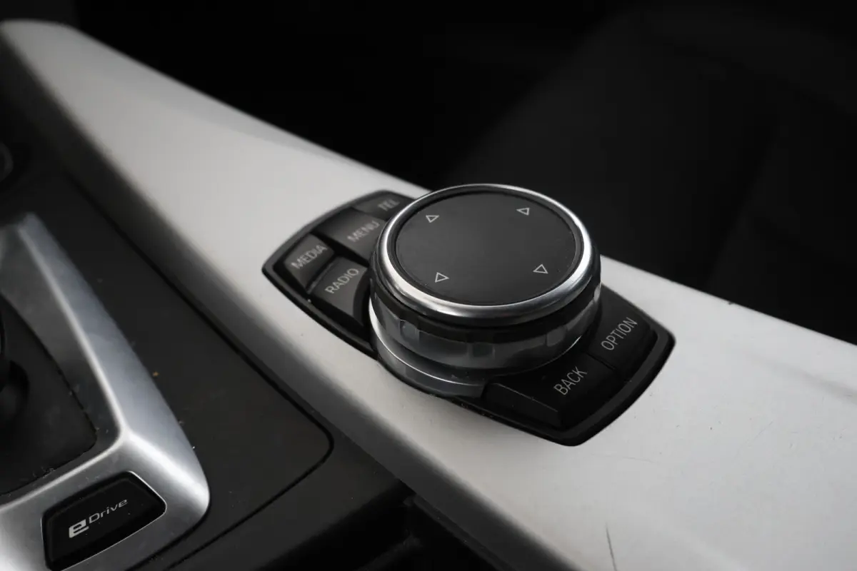 330e Essential - Stoelverwarming, Camera, Volleder