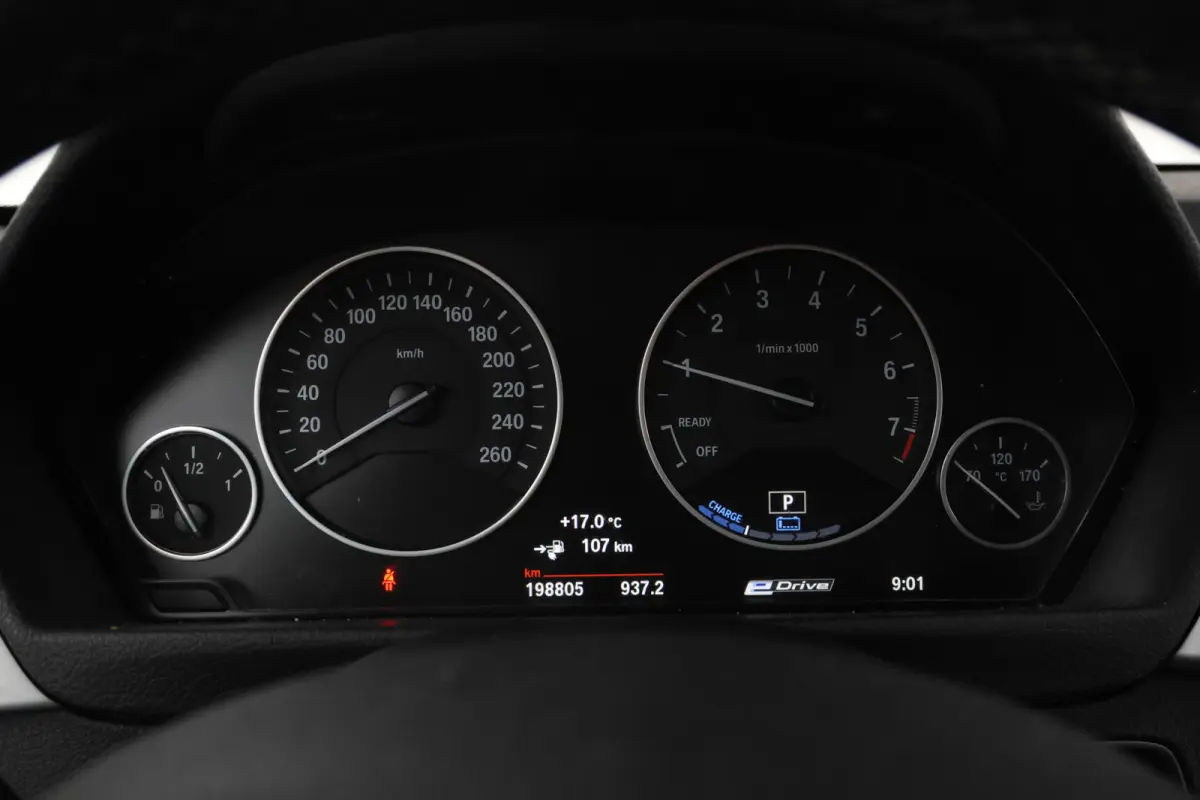 330e Essential - Stoelverwarming, Camera, Volleder