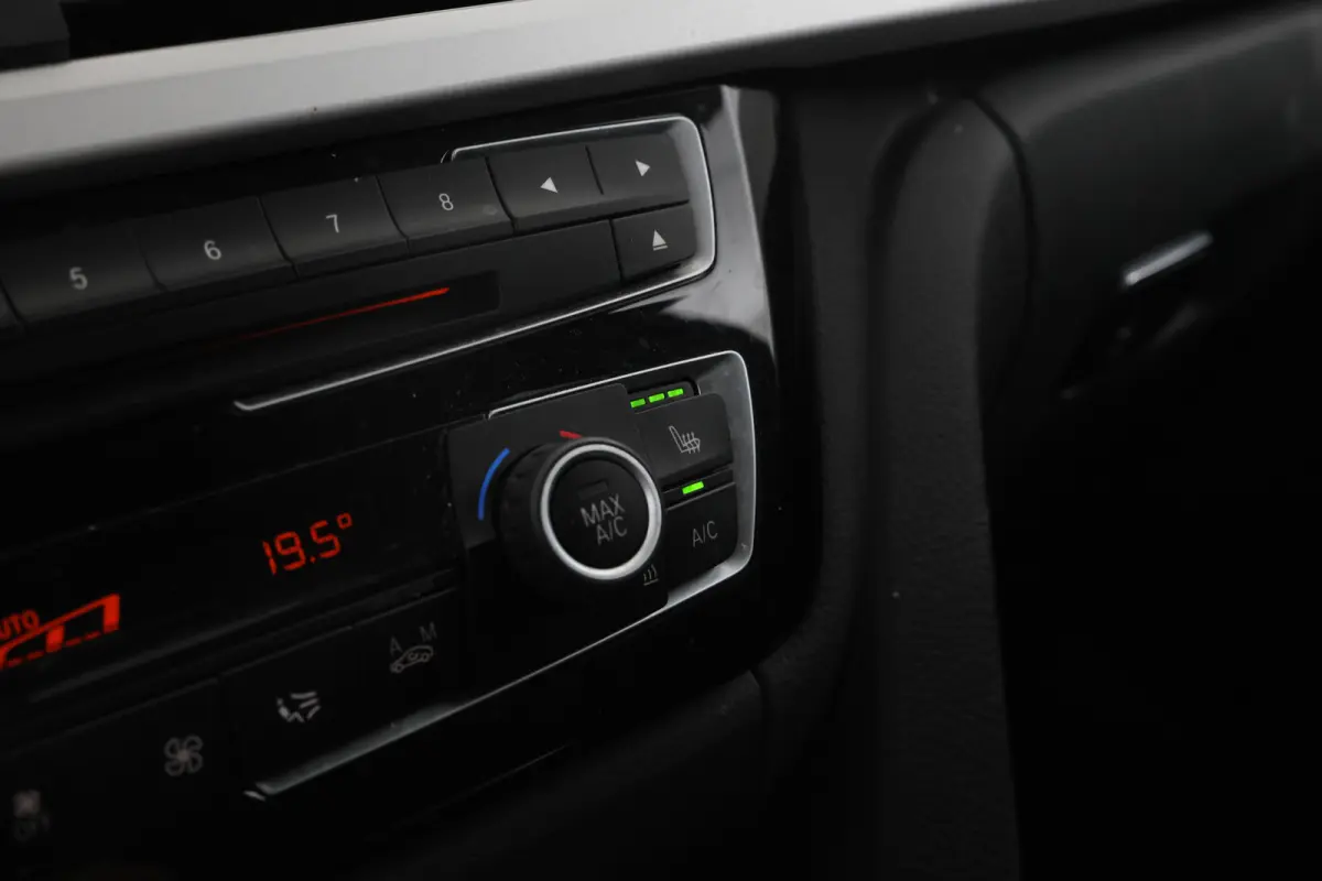 330e Essential - Stoelverwarming, Camera, Volleder