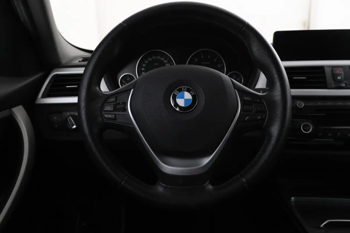 330e Essential - Stoelverwarming, Camera, Volleder