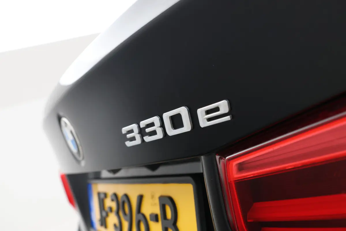 330e Essential - Stoelverwarming, Camera, Volleder