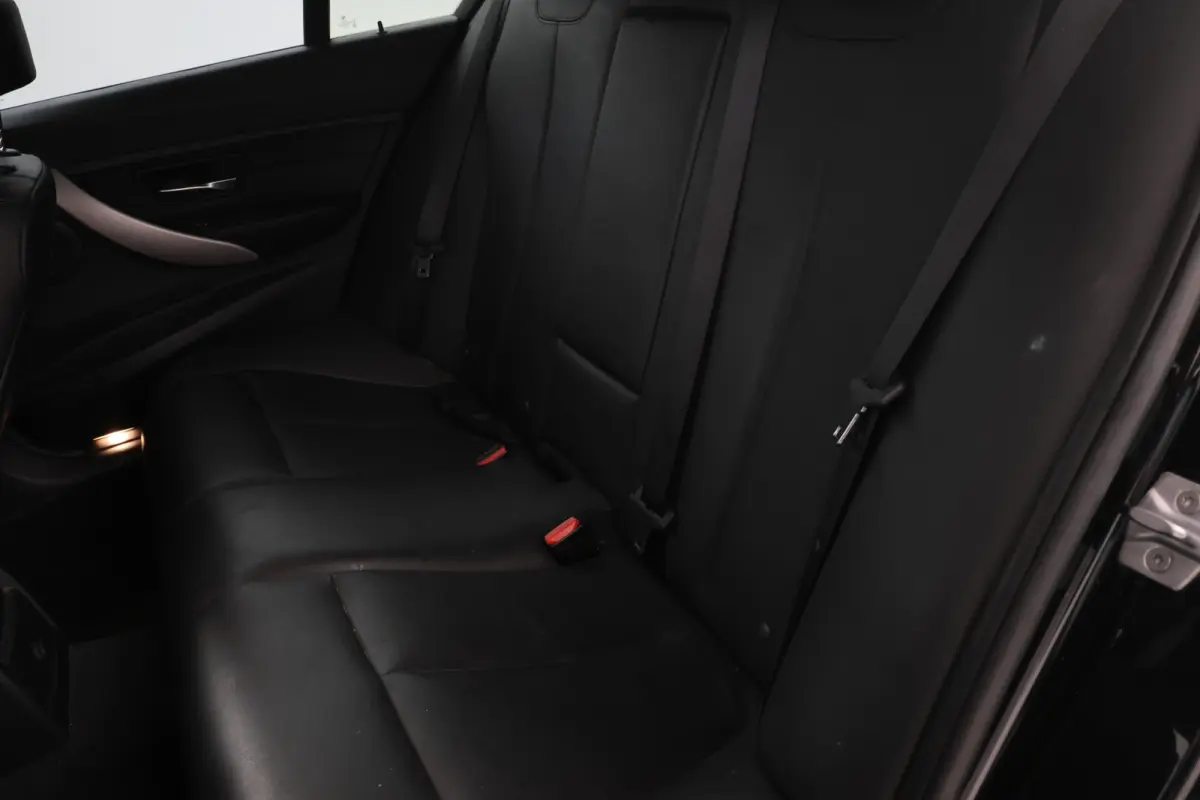 330e Essential - Stoelverwarming, Camera, Volleder