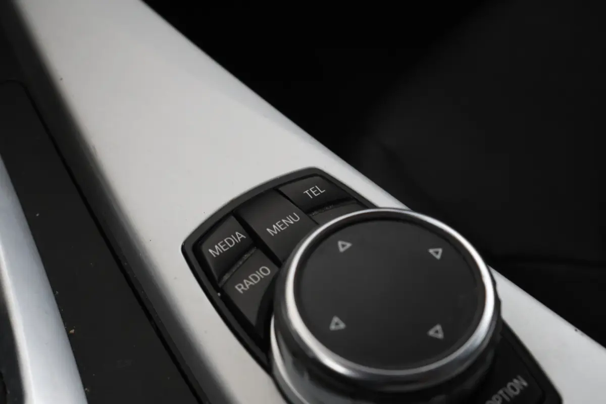 330e Essential - Stoelverwarming, Camera, Volleder