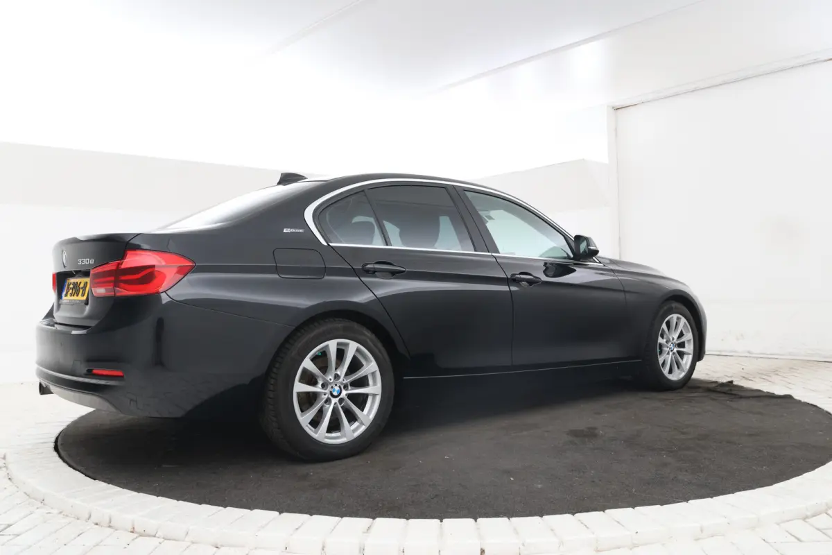 330e Essential - Stoelverwarming, Camera, Volleder