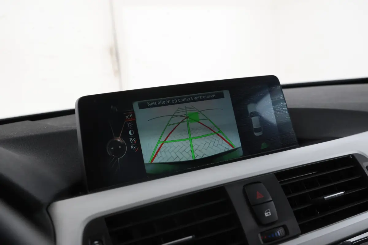 330e Essential - Stoelverwarming, Camera, Volleder