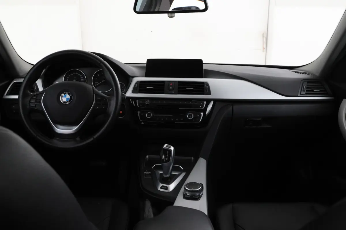 330e Essential - Stoelverwarming, Camera, Volleder