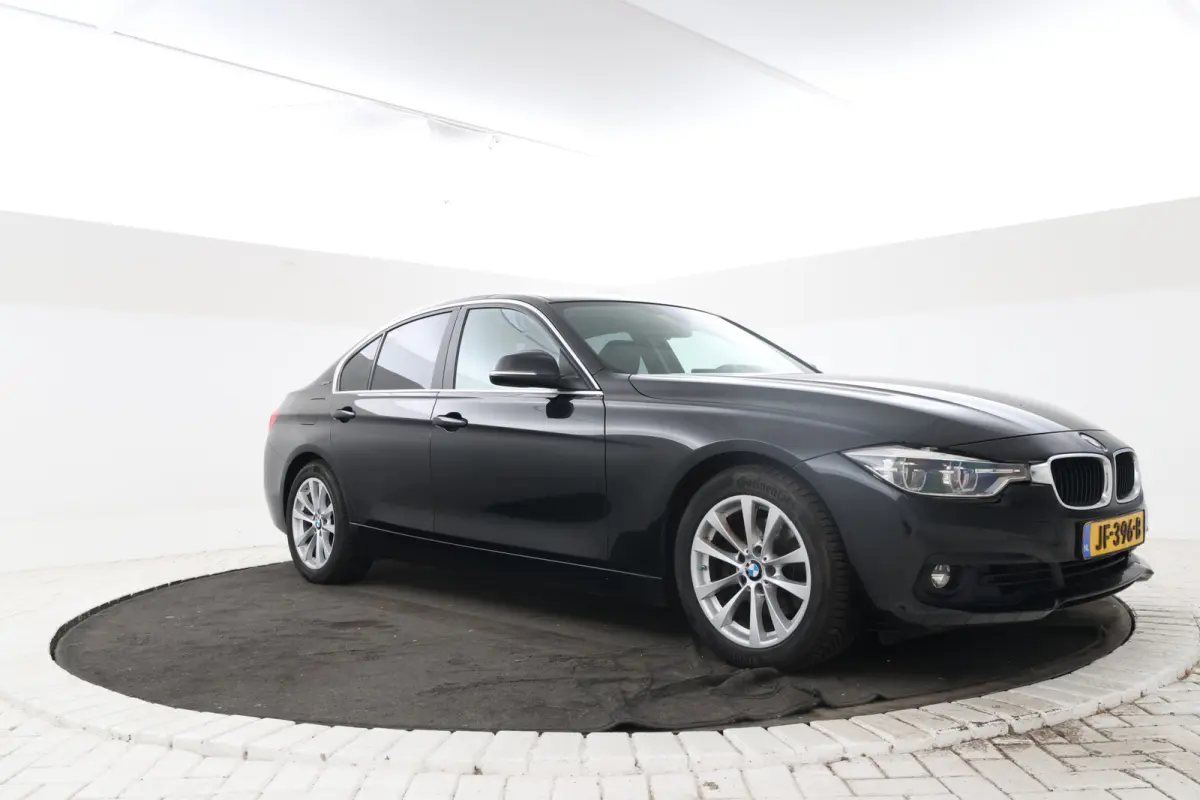 330e Essential - Stoelverwarming, Camera, Volleder