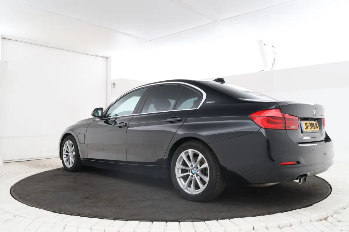 330e Essential - Stoelverwarming, Camera, Volleder