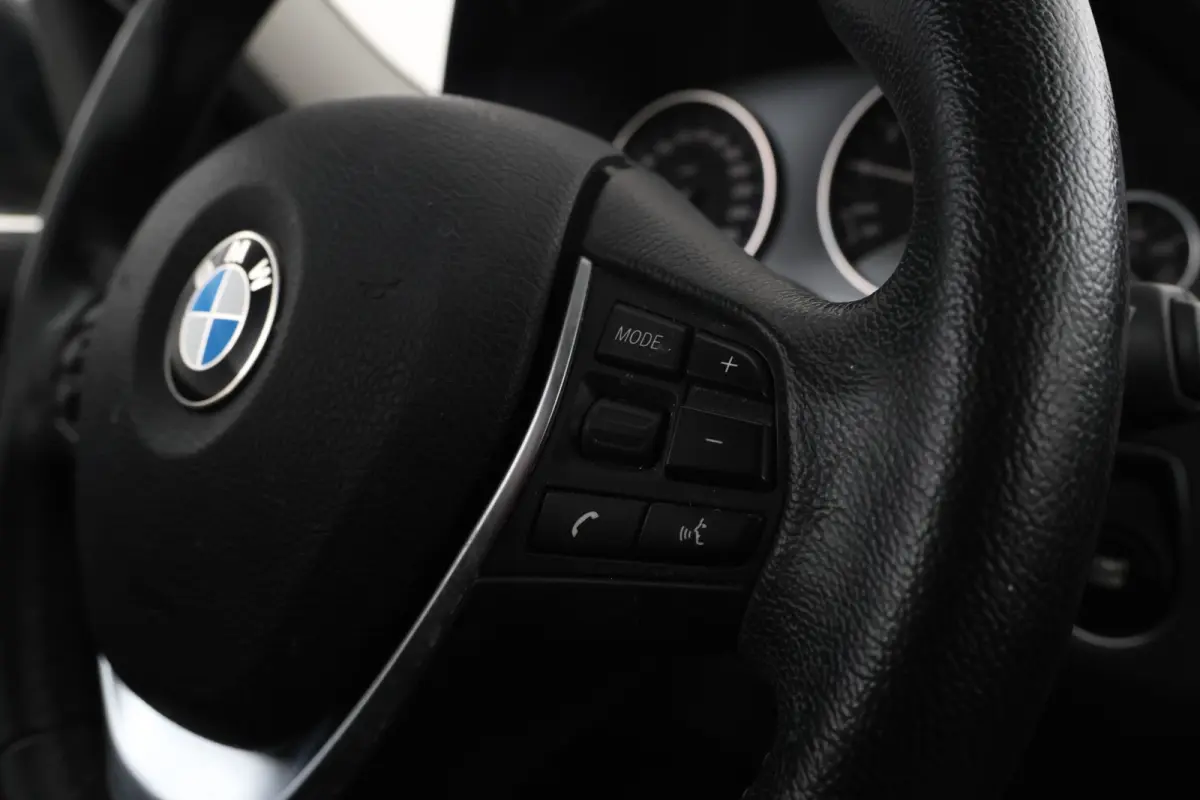 330e Essential - Stoelverwarming, Camera, Volleder