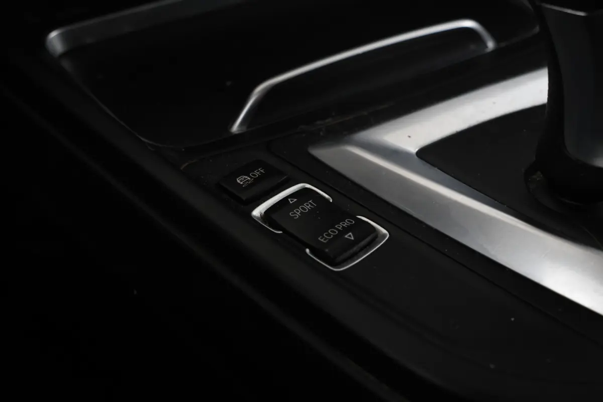 330e Essential - Stoelverwarming, Camera, Volleder