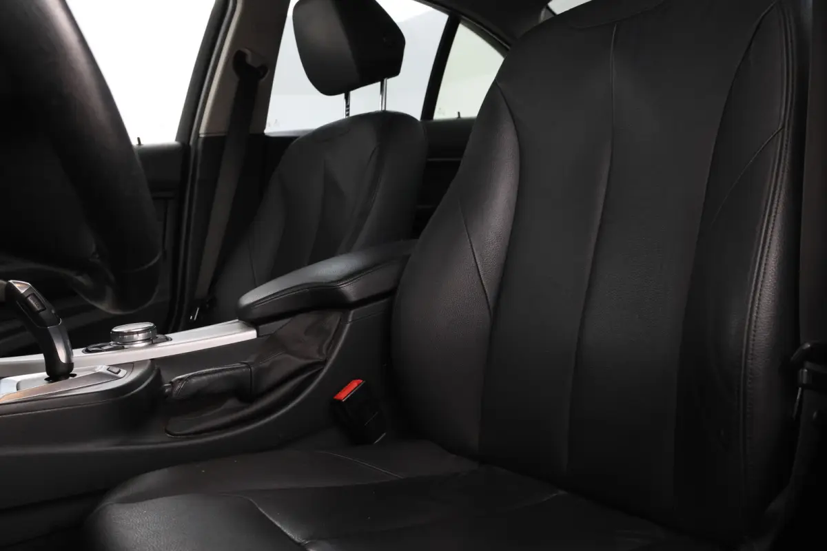 330e Essential - Stoelverwarming, Camera, Volleder