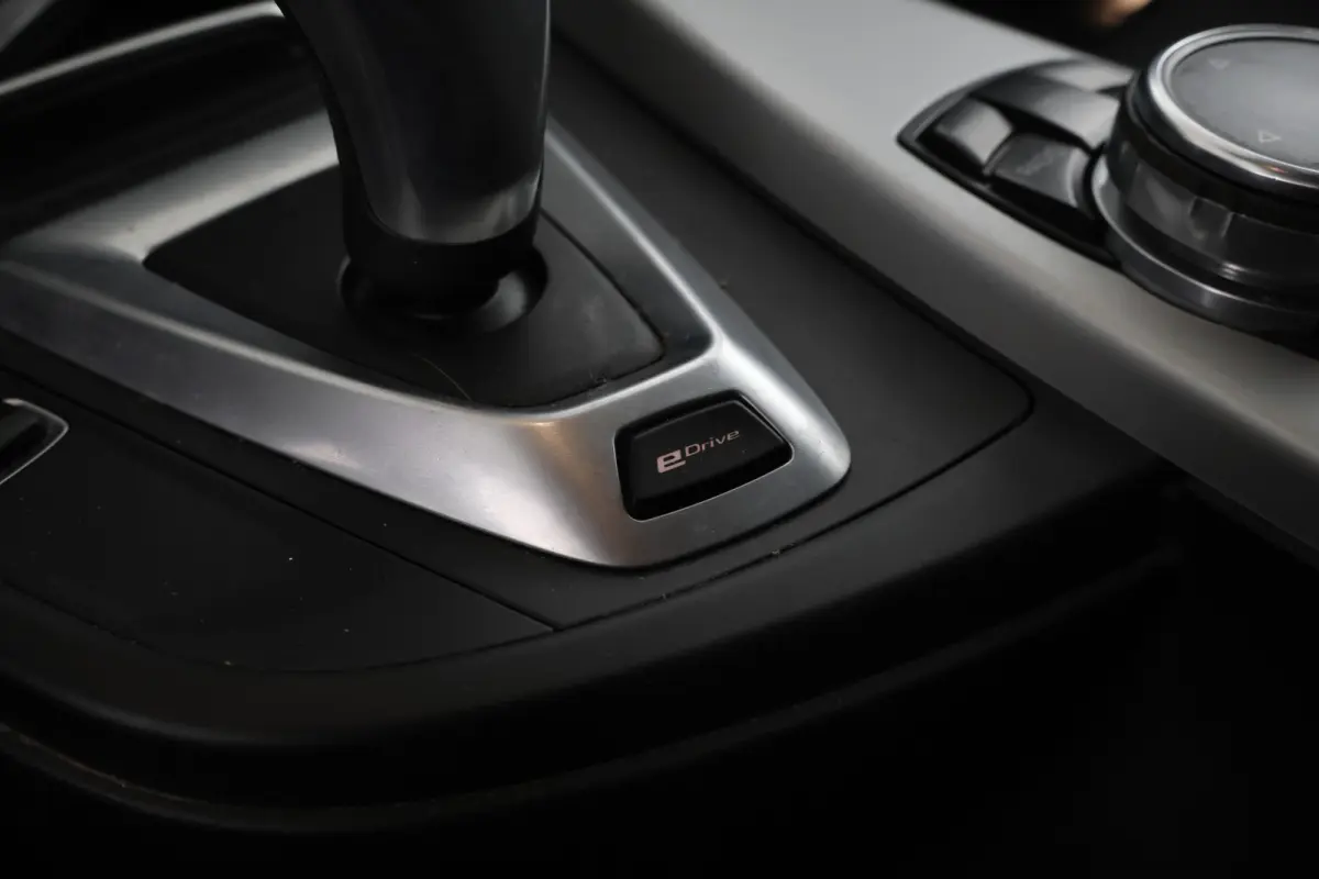 330e Essential - Stoelverwarming, Camera, Volleder