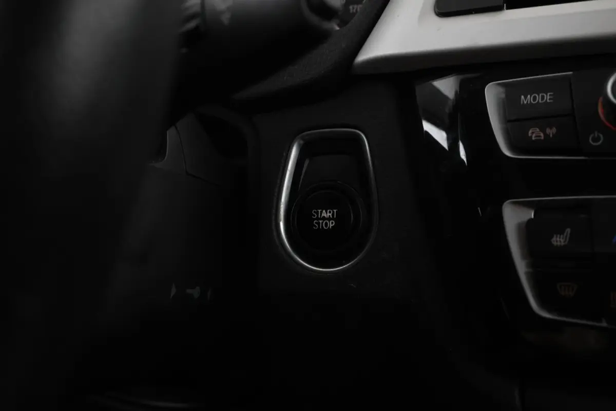 330e Essential - Stoelverwarming, Camera, Volleder