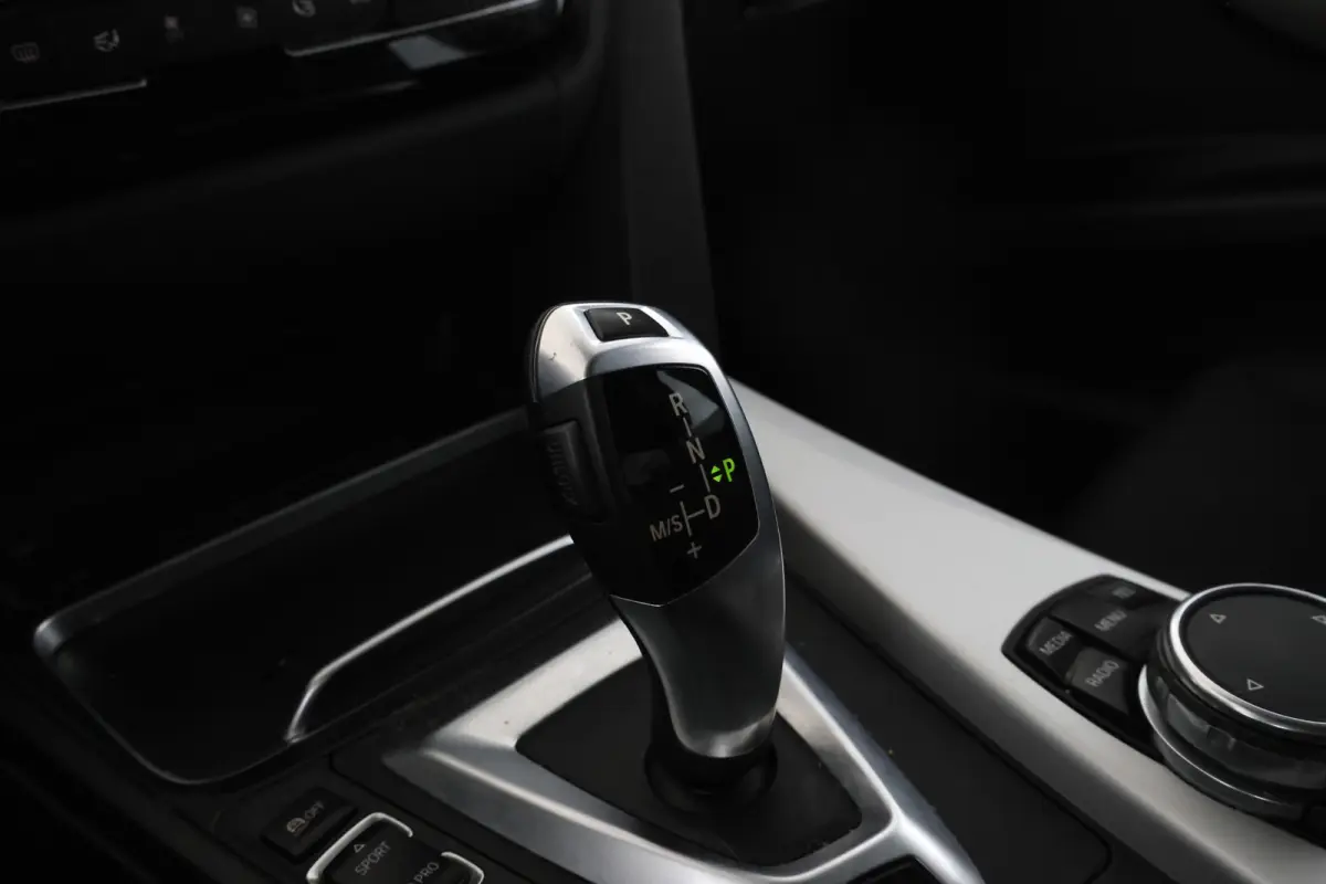 330e Essential - Stoelverwarming, Camera, Volleder