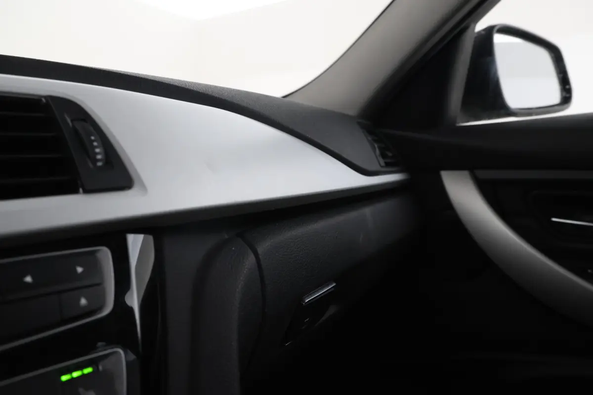 330e Essential - Stoelverwarming, Camera, Volleder