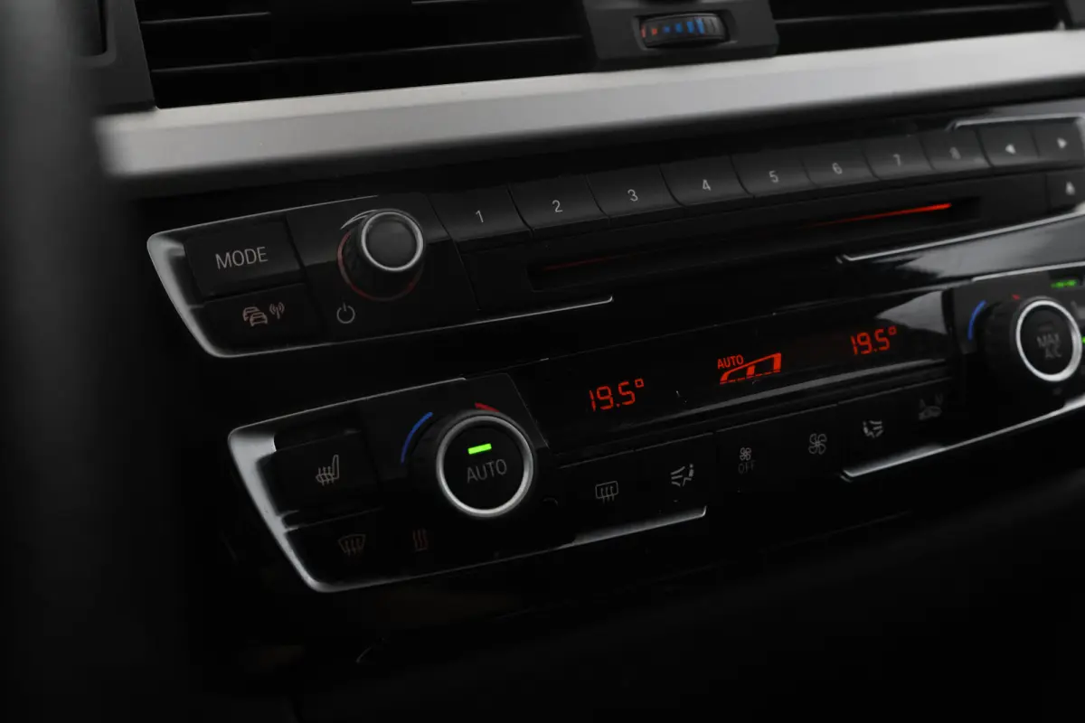 330e Essential - Stoelverwarming, Camera, Volleder